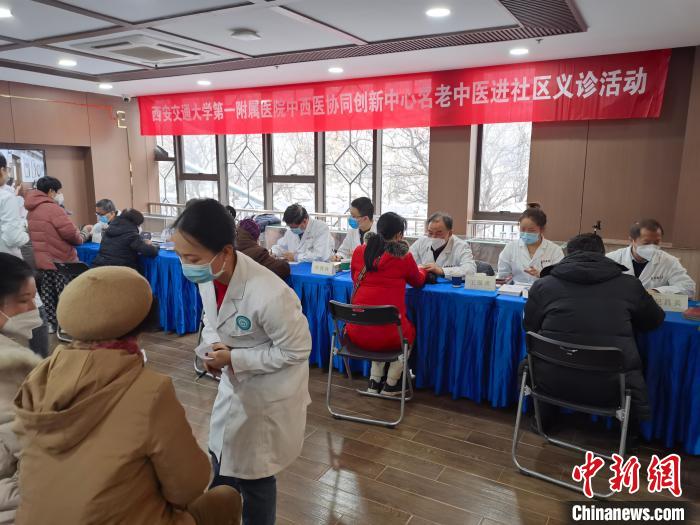 图为活动当日开展的义诊现场。　杨英琦 摄