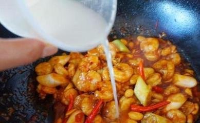 在做饭的过程中勾芡起到什么作用