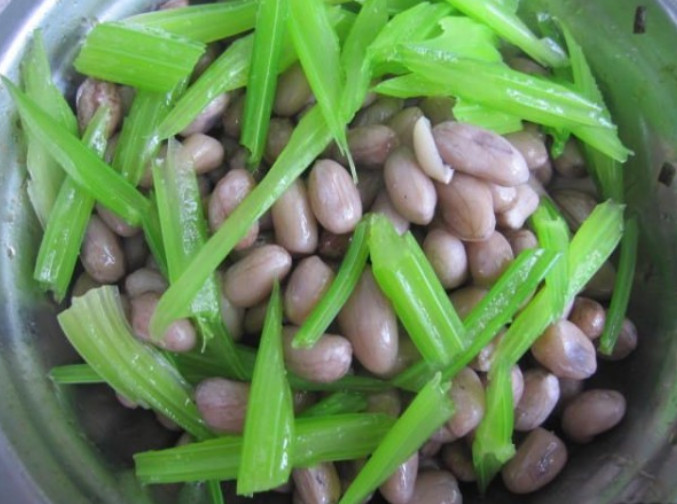 简单的芹菜炒花生米怎么做才好吃
