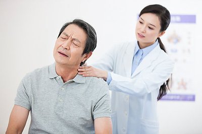 睡前做这四个简单的动作起到排毒养生的功效