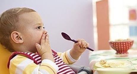 小孩子吃多了开始发烧应该如何处理