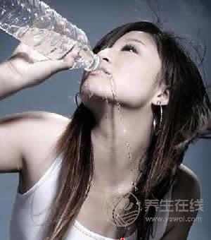 喝千滚水易中毒 六种错误喝水方式减寿致命 喝千滚水易中毒 六种错误喝水方式减寿致命