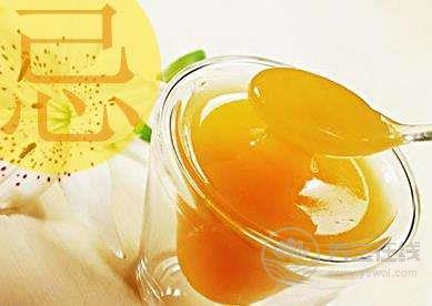 蜂蜜不能和什么一起吃？